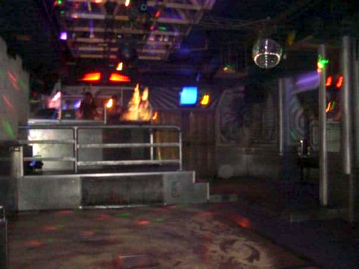 La sala de Specka con la cabina elevada y la bola de espejos